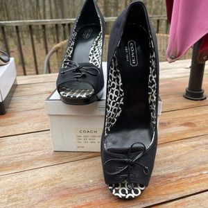 Comfortable Coach peep toe platform! Perfect for spring 🌸